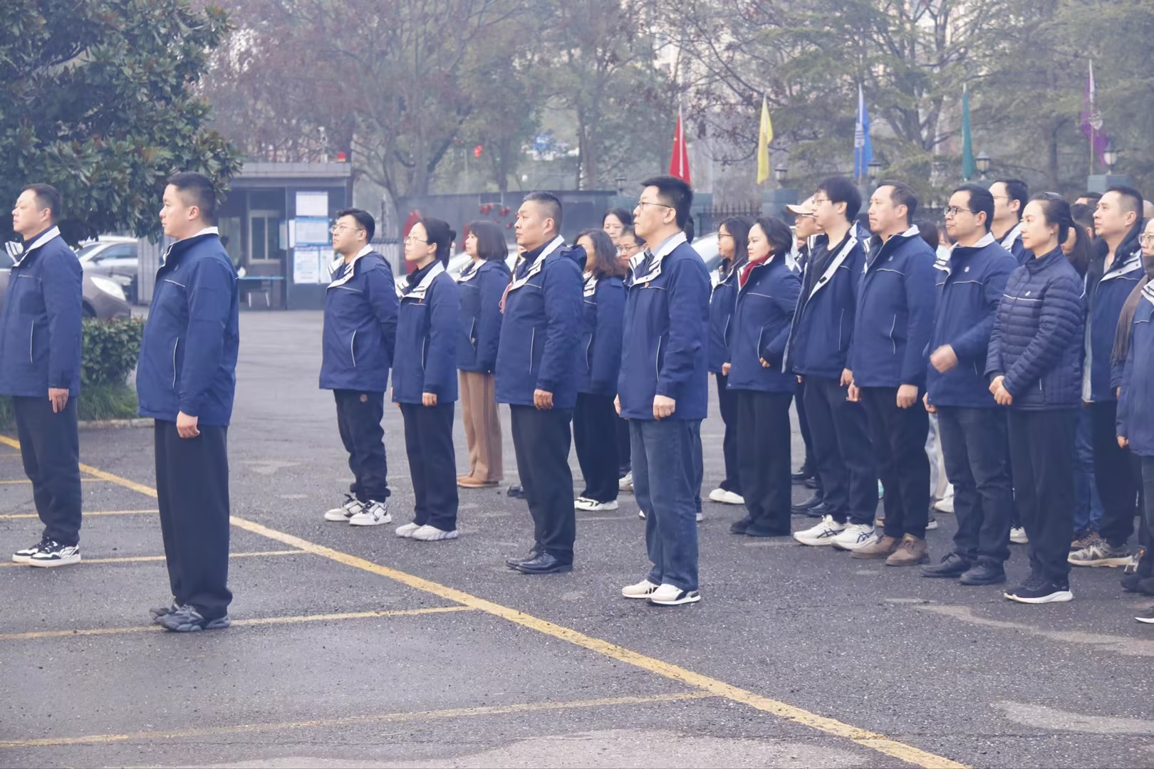 晨光映旗起新篇，凝新奮進(jìn)新征程